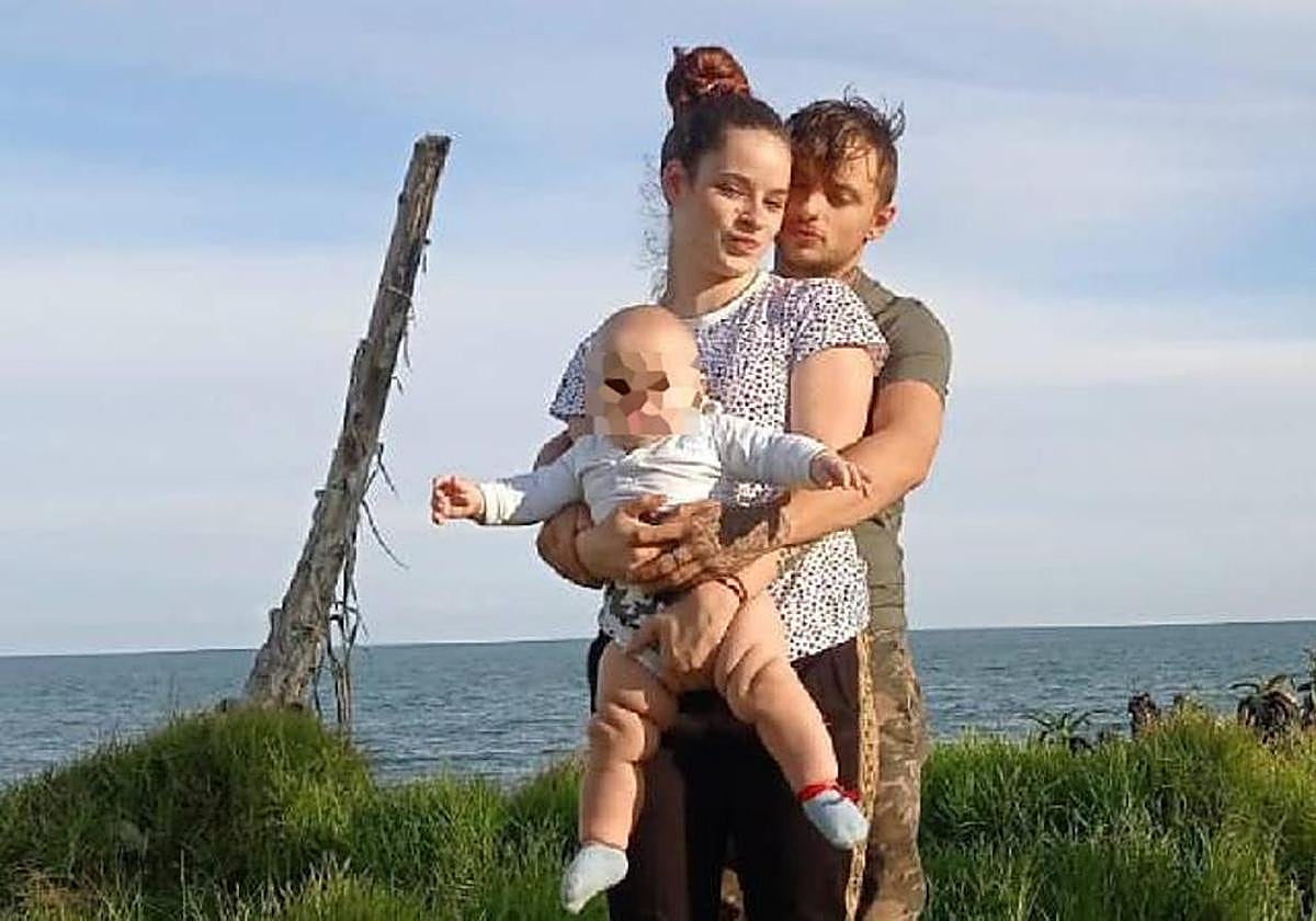 Imagen de la víctima con su pareja y su hija