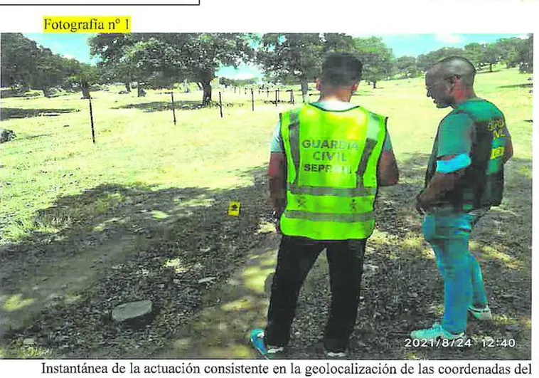 Dos agentes durante la geolocalización del punto donde Delgado aseguró que cayó el cadáver del tractor cuando lo deslumbró el sol
