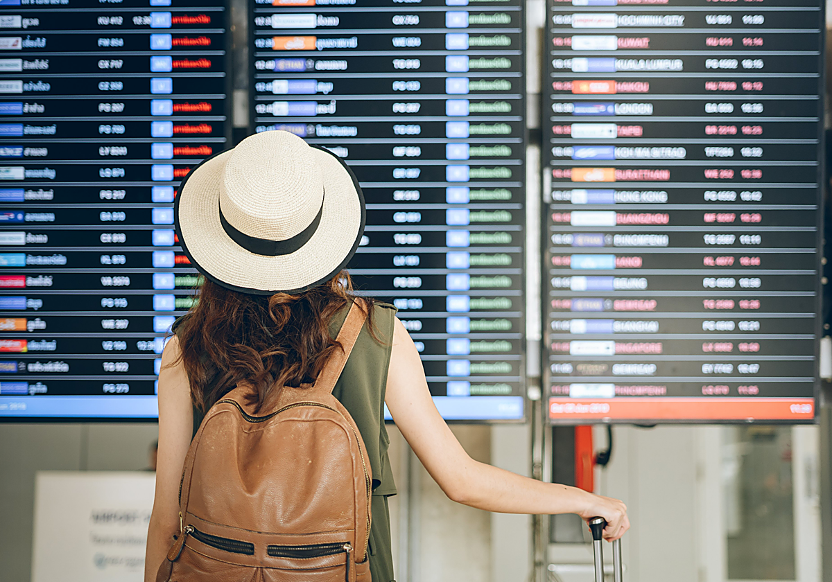 Una pasajera consulta su vuelo en el aeropuerto en foto de archivo