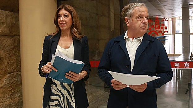 Salvador Fuentes junto a la gerente de Vimcorsa, Rocío Oria, en el Ayuntamiento