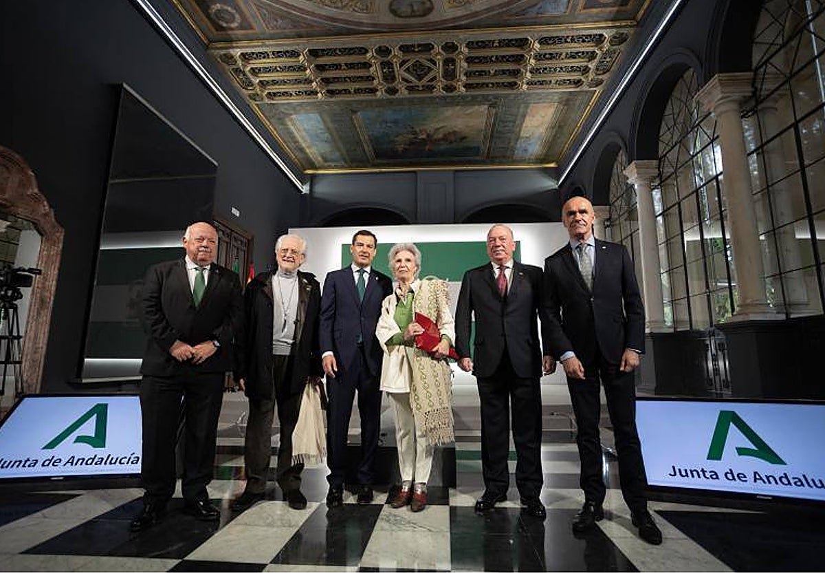 El presidente del Parlamento, Jesús Aguirre; Alejandro Rojas Marcos, Juanma Moreno, Rosa Díaz, Javier Delmás, nieto de Blas Infante y Antonio Muñoz, alcalde de Sevilla este domingo en San Telmo