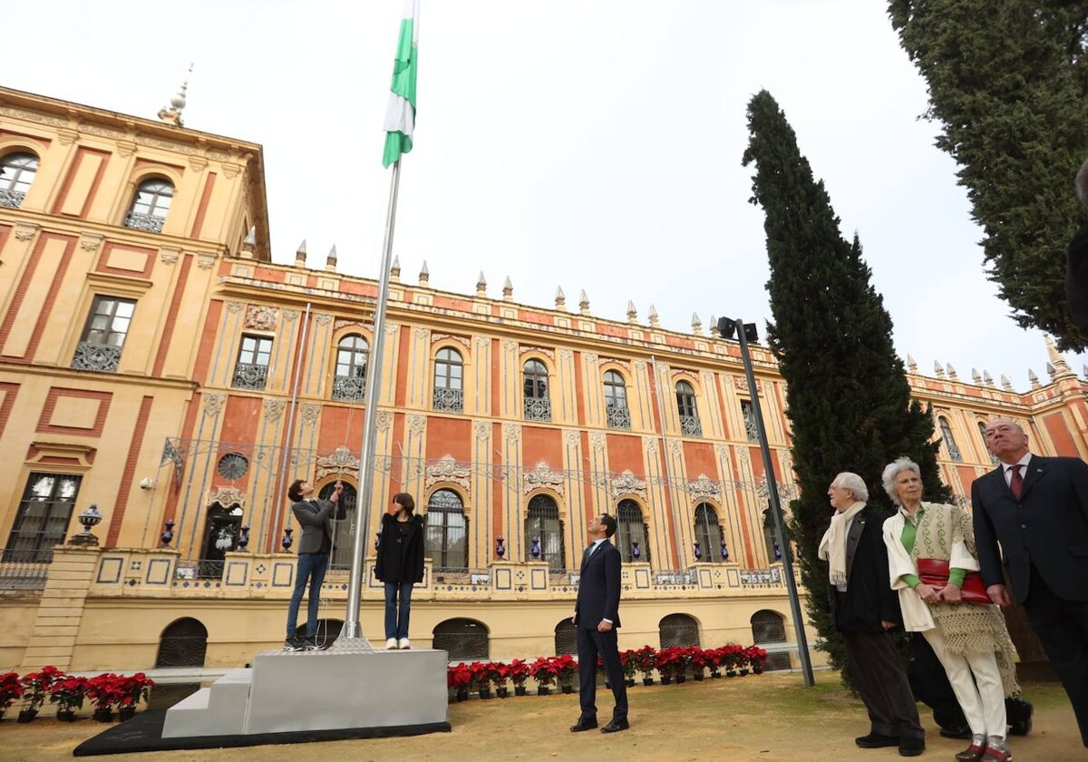 Juanma Moreno iza la bandera para acoger a todas las sensibilidades políticas