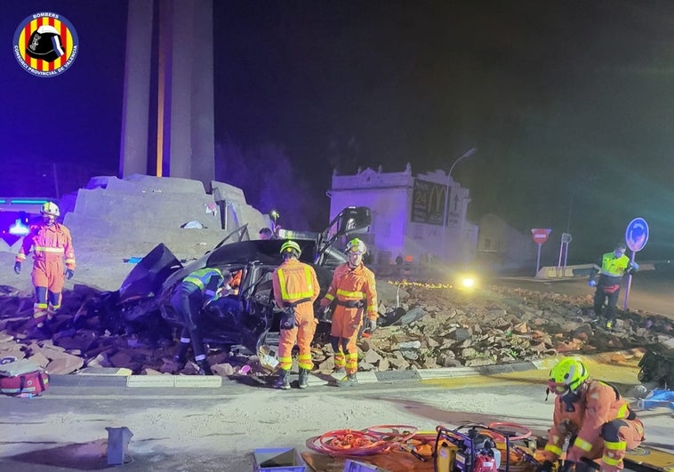 Rescatan a una mujer atrapada en su vehículo tras chocar contra una rotonda en Mislata