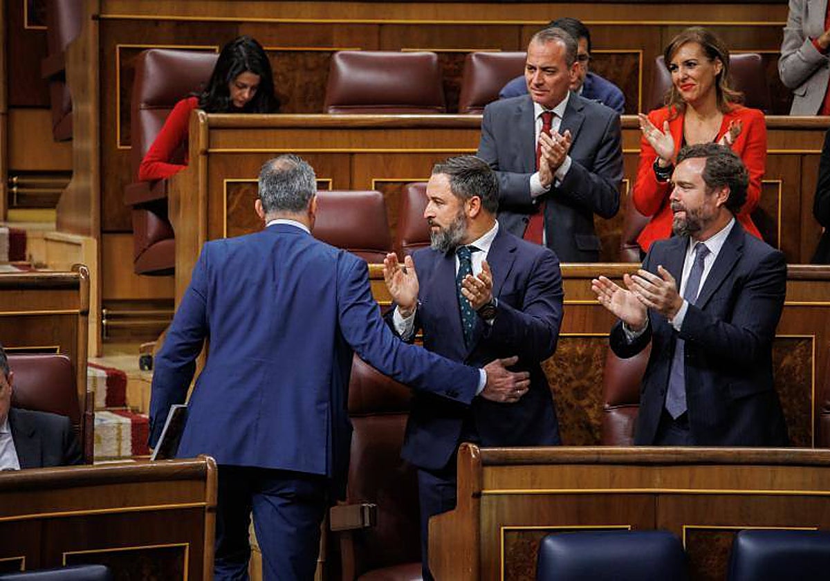 Javier Ortega Smith, Santiago Abascal e Iván Espinosa de los Monteros, durante una sesión plenaria junto a otros diputados de Vox