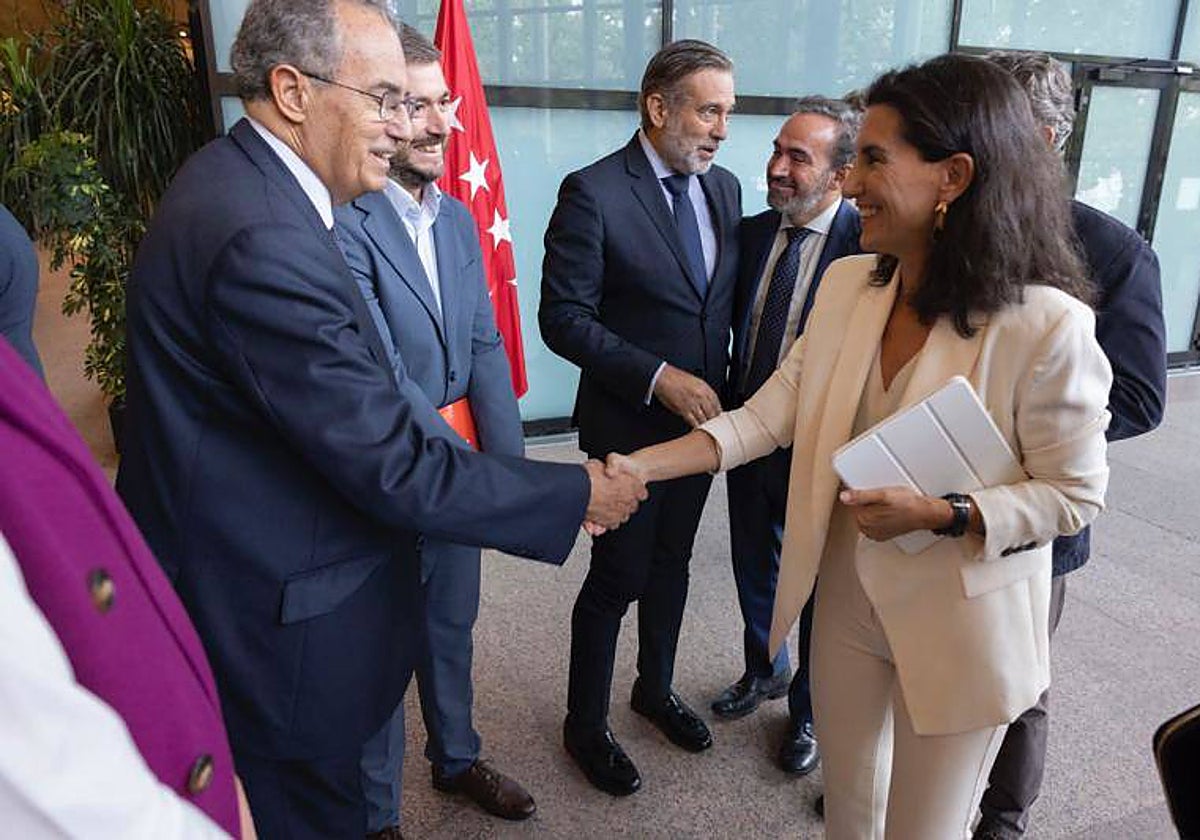 Ossorio y Monasterio se estrechan la mano tras el acuerdo para tumbar los recursos de la izquierda sobre la Ley Ómnius, el pasado octubre