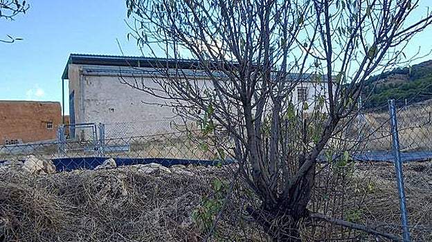 Nave en el interior del cortijo Los Aros donde ocurrió el crimen