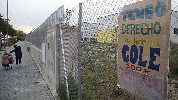 Una de las pancartas de protesta que decoran la parcela vallada del CEIP Nuria Espert