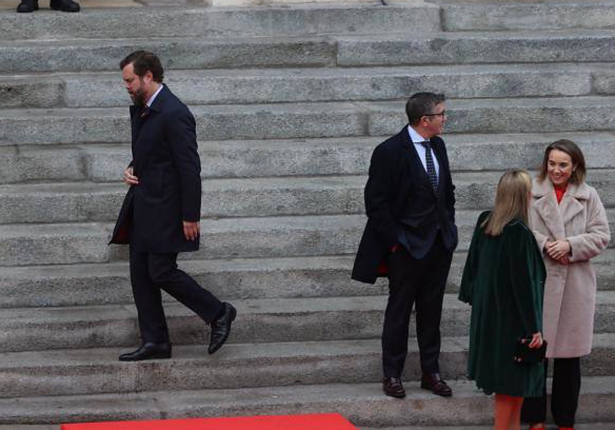 Espinosa de los Monteros se marcha al terminar el izado de la bandera