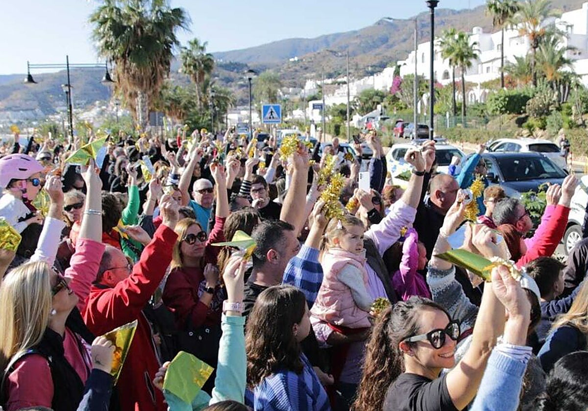 Cientos de mojaqueros apoyaron la candidatura para que su pueblo brille más que nunca esta Navidad.