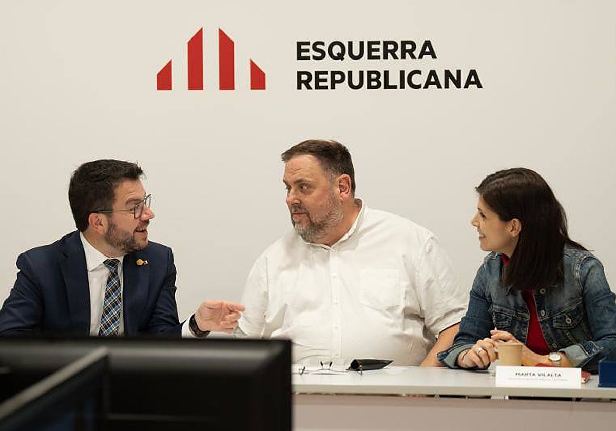 Junqueras, flanqueado por Aragonès y Vilatata, en una ejecutiva de ERC