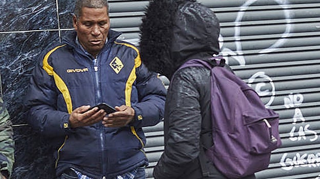 Ramón Marte, abuelo materno del menor asesinado, en la puerta de su casa de Villaverde