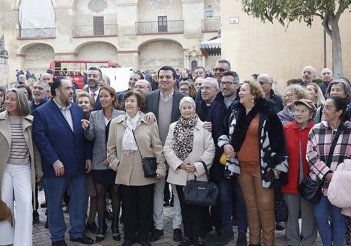 El alcalde, durante un encuentro con propietarios de patios