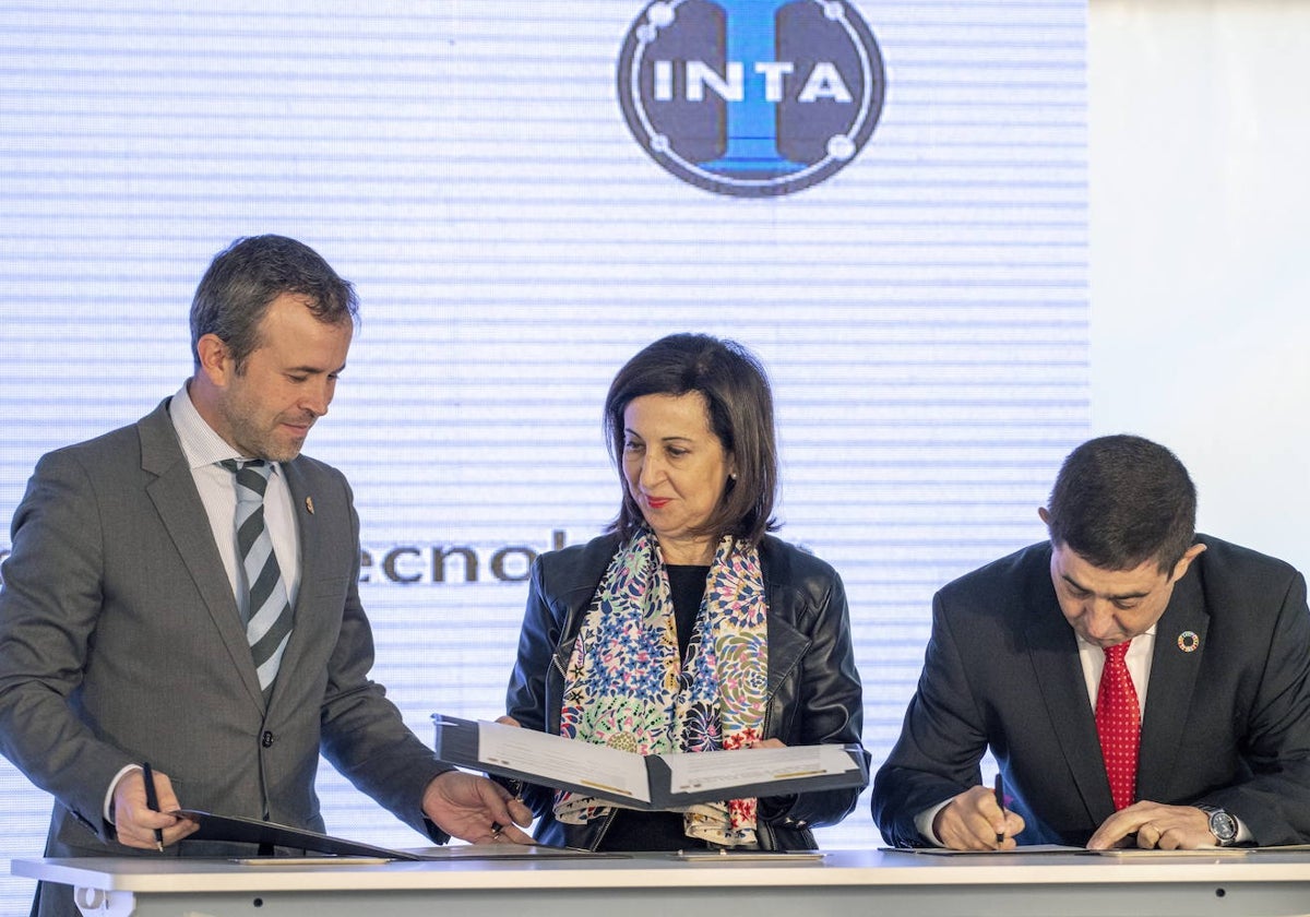 La ministra de Defensa junto al alcalde de Jaén y el presidente de la Diputación firman el protocolo del Cetedex