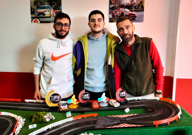 Iván Martínez, nuevo campeón de España de slot: «Necesito 200 horas para preparar un coche ganador con mi padre»