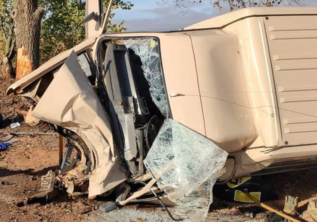 Cuatro heridos, dos de ellos graves, al chocar contra un árbol en La Solana