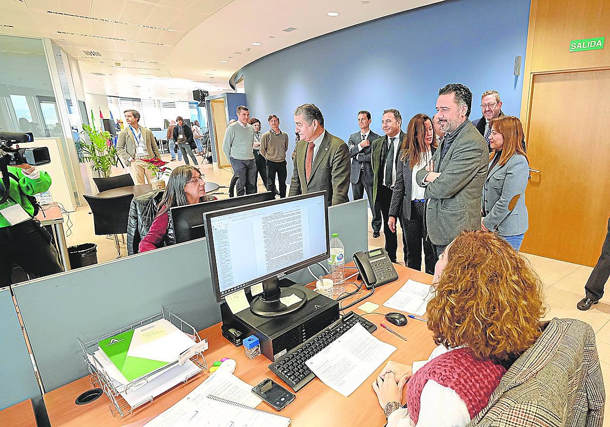Sanz recorre la nueva sede de la ADA en Sevilla, que albergará a un total de 118 trabajadores públicos