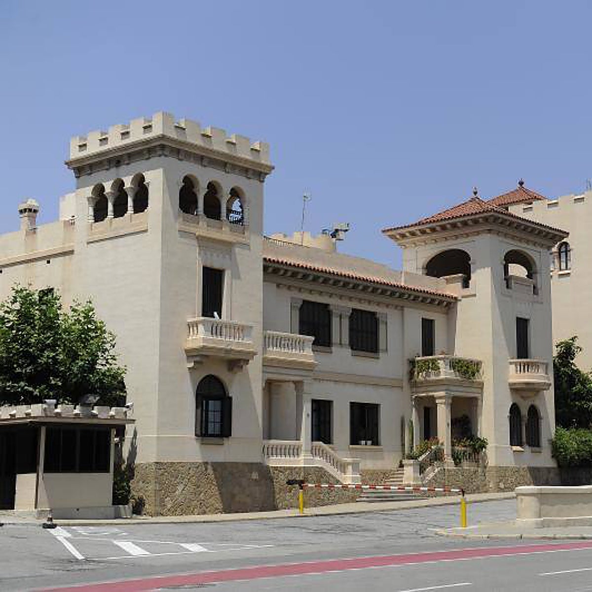 El Ejército investiga el anuncio de la rifa de una prostituta en el cuartel de El Bruc (Barcelona)