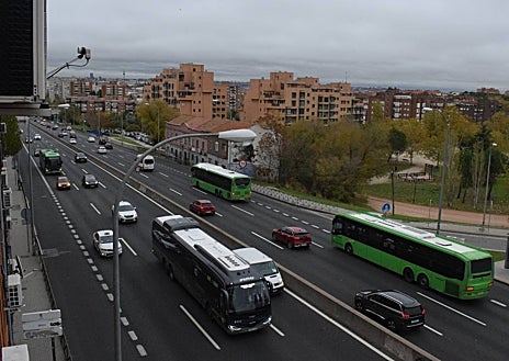 Imagen secundaria 1 - Arriba, paso subterráneo que conecta la calle Olivillos con la calle Villamanín. Debajo, a la izquierda, Vista desde la vivienda de una de las residentes afectadas por la cercanía de la A-5; derecha, cartel de protesta en una de las viviendas