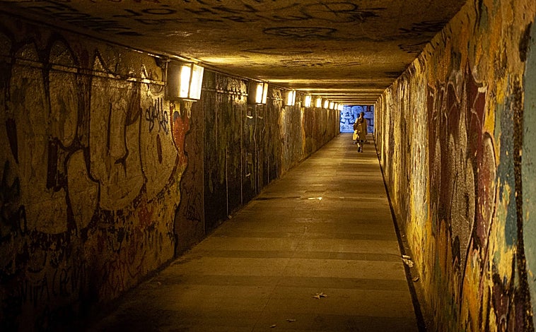 Imagen principal - Arriba, paso subterráneo que conecta la calle Olivillos con la calle Villamanín. Debajo, a la izquierda, Vista desde la vivienda de una de las residentes afectadas por la cercanía de la A-5; derecha, cartel de protesta en una de las viviendas