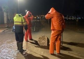 Rescatados dos hombres atrapados en sus vehículos por las fuertes lluvias registradas en Huelva