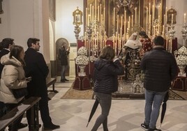 Besamanos y veneraciones en una jornada de interiores por la Inmaculada en Córdoba