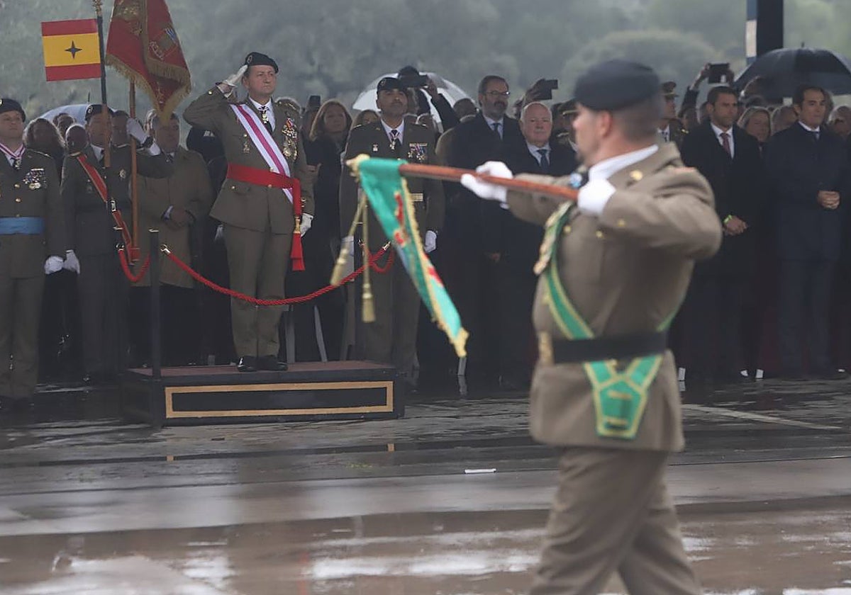 El jefe de la Brigada saluda durante un momento de la parada militar