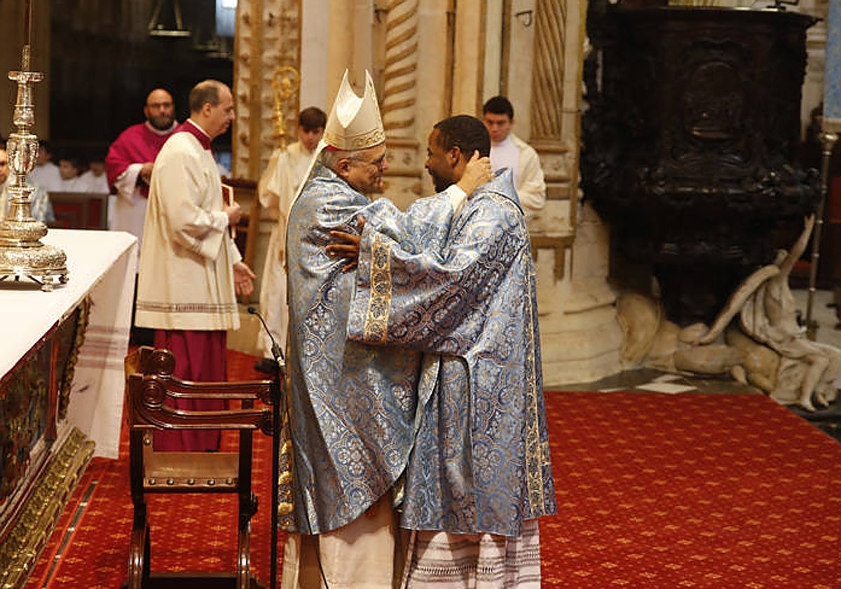 El obispo de Córdoba saluda al nuevo diácono tras su ordenación
