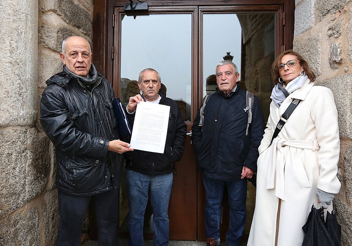 Vecinos de la calle Río Yedra 8 a las puertas del Palacio de Fuensalida antes de registrar la carta