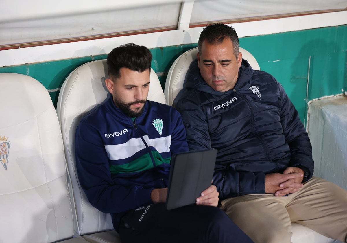 Germán Crespo junto a su segundo entrenador, Oscar Ibáñez