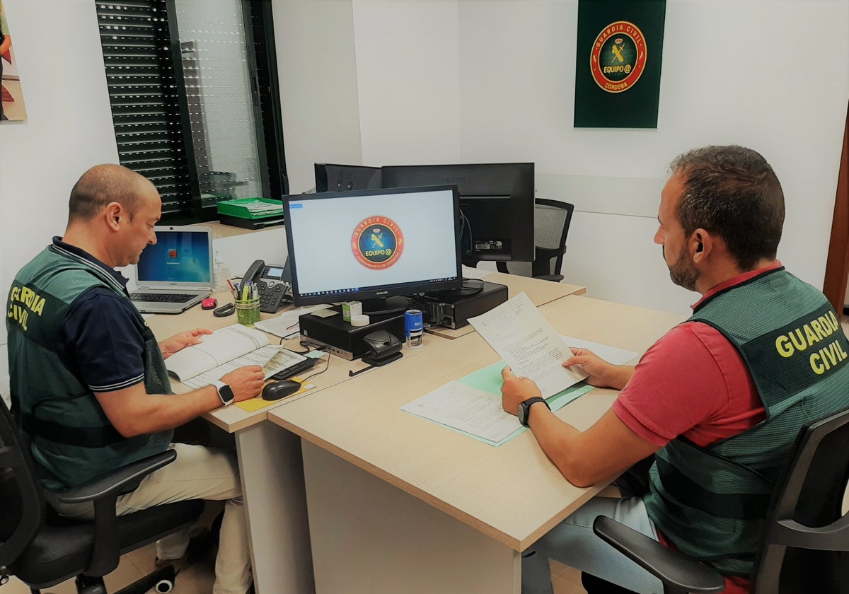 Dos agentes de la Unidad Telemática de la Guardia Civil de Córdoba