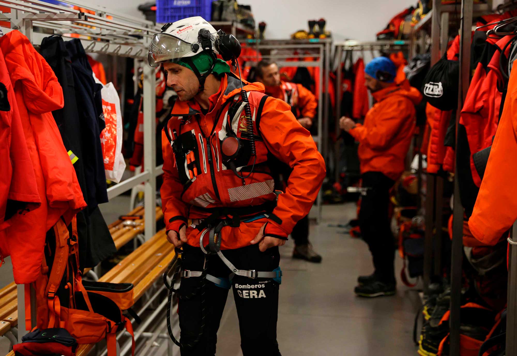 El reten de servicio  se uniforma con el equipo  de trabajo