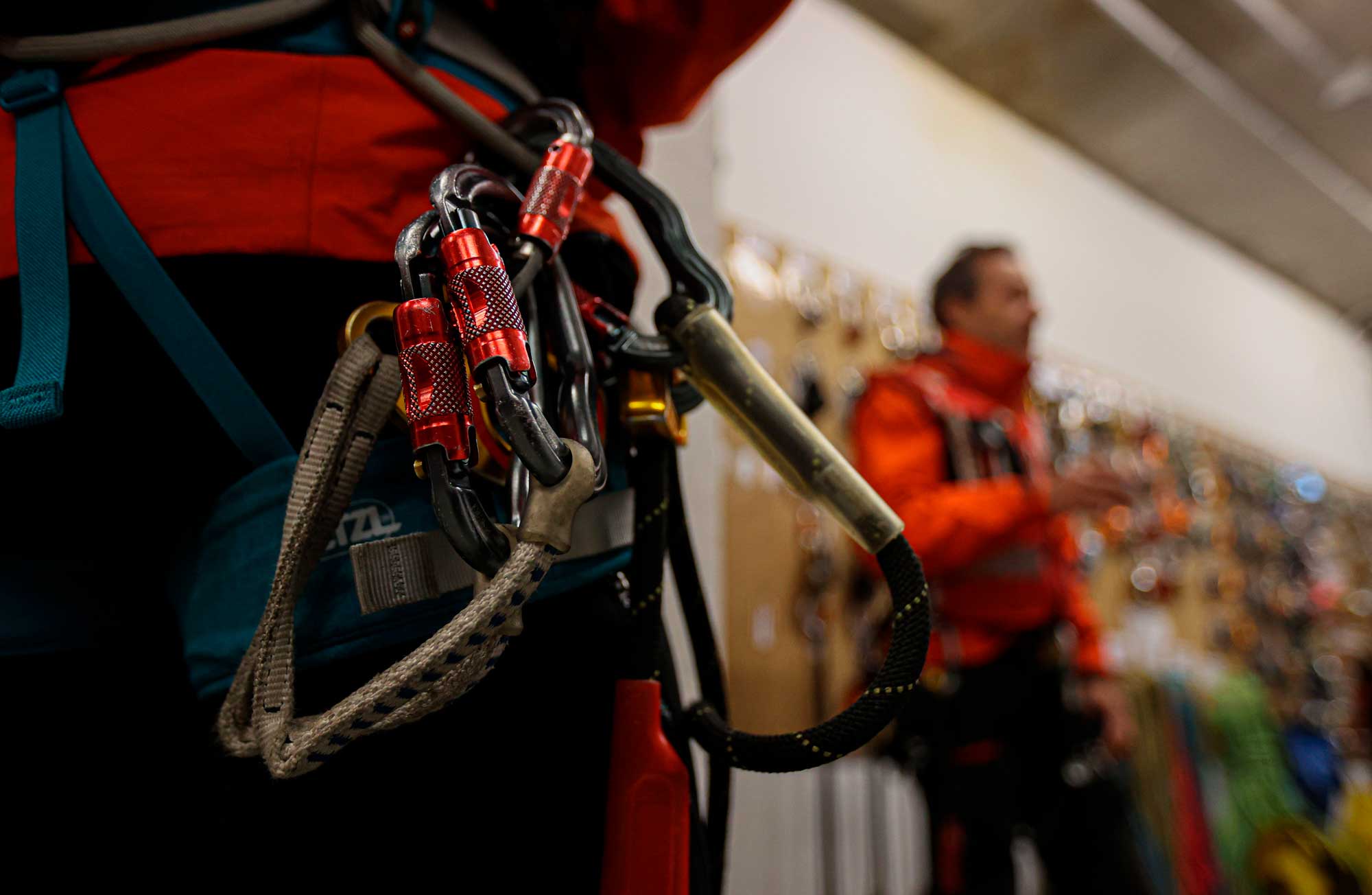 Los mosquetones una de las herramientas principales de seguridad en montaña