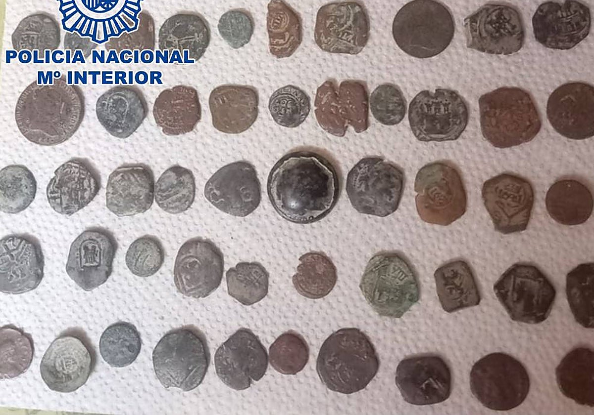 Parte de las monedas históricas intervenidas por la Policía Nacional