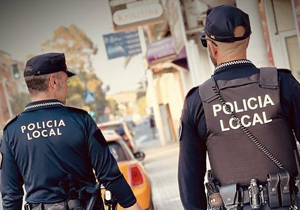 Imagen de archivo de dos agentes de la Policía Local de Elche