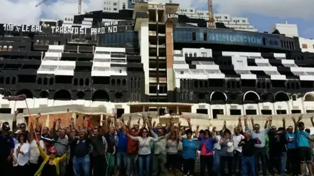 Un grupo de vecinos se manifestó en 2014 para apoyar la 'legalidad' del hotel El Algarrobico.