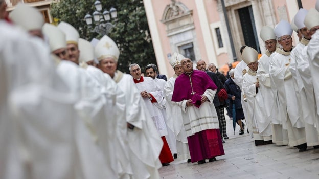 Imagen del nuevo arzobispo de Valencia, Enrique Benavent, dirigiéndose en comitiva a la Catedral de Valencia