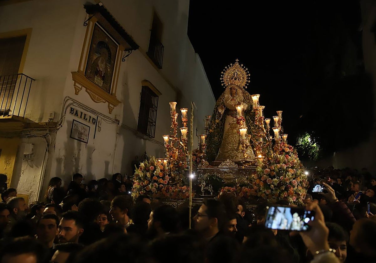 La Virgen de la Esperanza, bajando la cuesta del Bailío