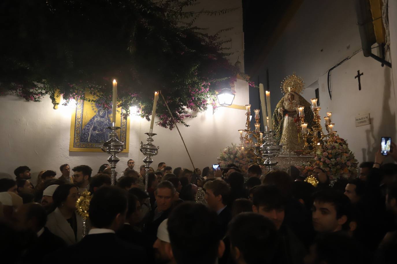 El impactante paso de la Esperanza de Córdoba por la cuesta del Bailío, en imágenes