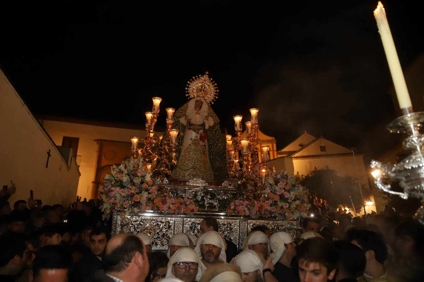 El impactante paso de la Esperanza de Córdoba por la cuesta del Bailío, en imágenes