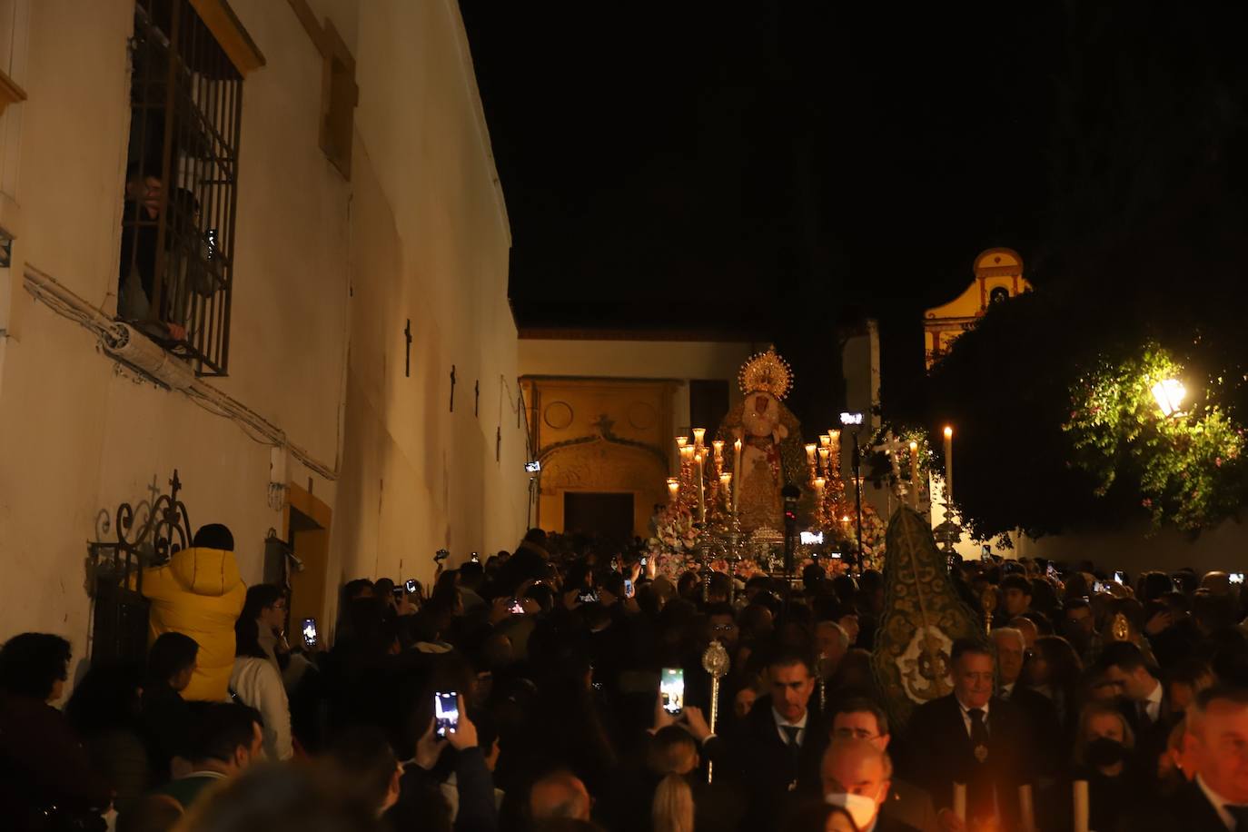 El impactante paso de la Esperanza de Córdoba por la cuesta del Bailío, en imágenes