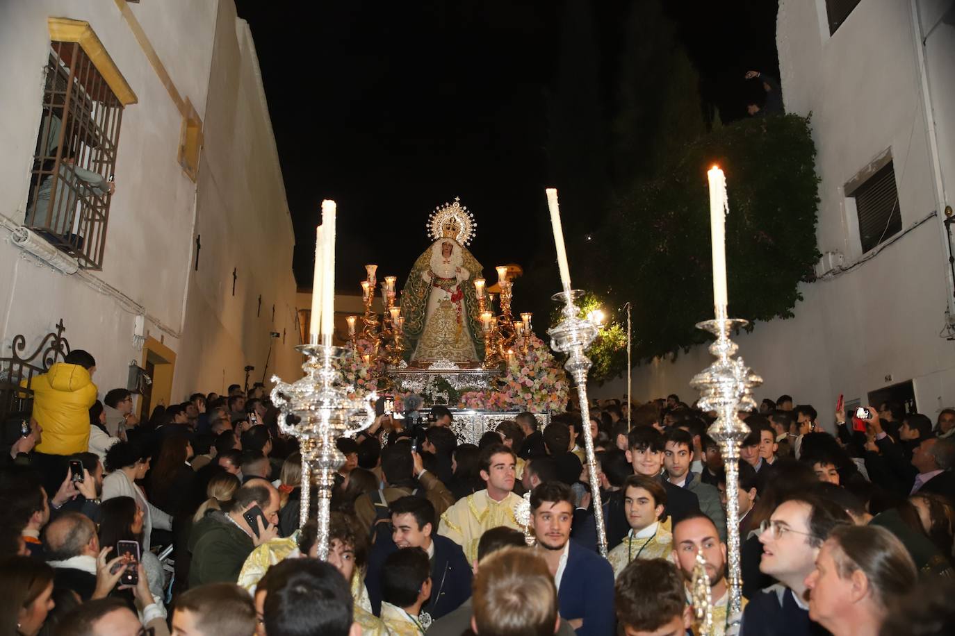 El impactante paso de la Esperanza de Córdoba por la cuesta del Bailío, en imágenes