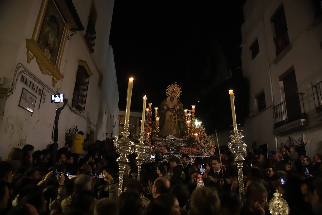 El impactante paso de la Esperanza de Córdoba por la cuesta del Bailío, en imágenes