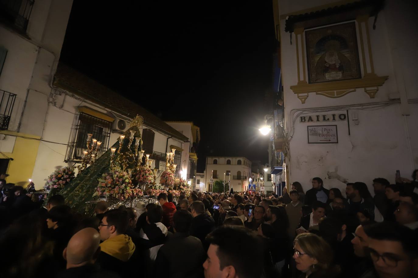 El impactante paso de la Esperanza de Córdoba por la cuesta del Bailío, en imágenes