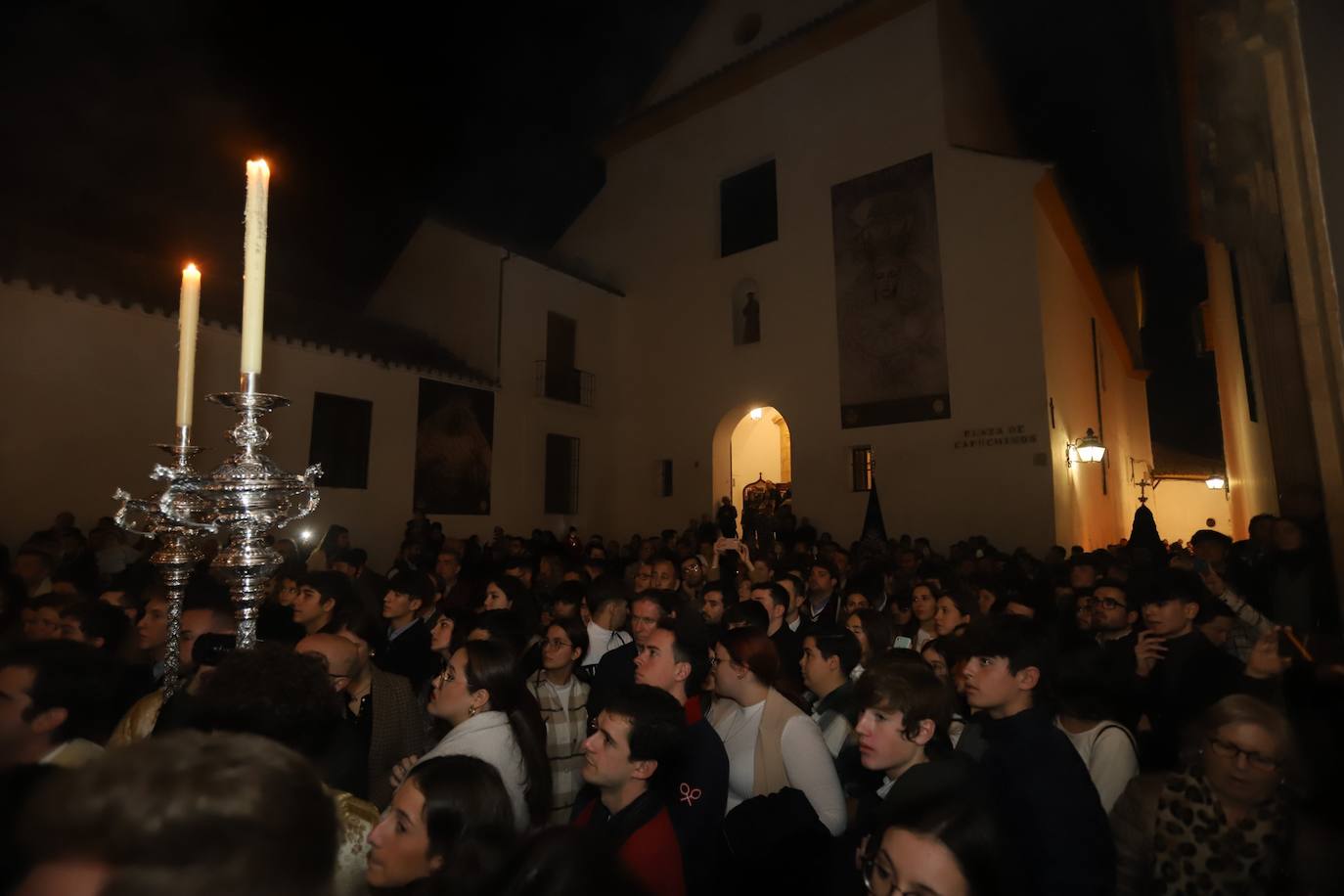 El impactante paso de la Esperanza de Córdoba por la cuesta del Bailío, en imágenes