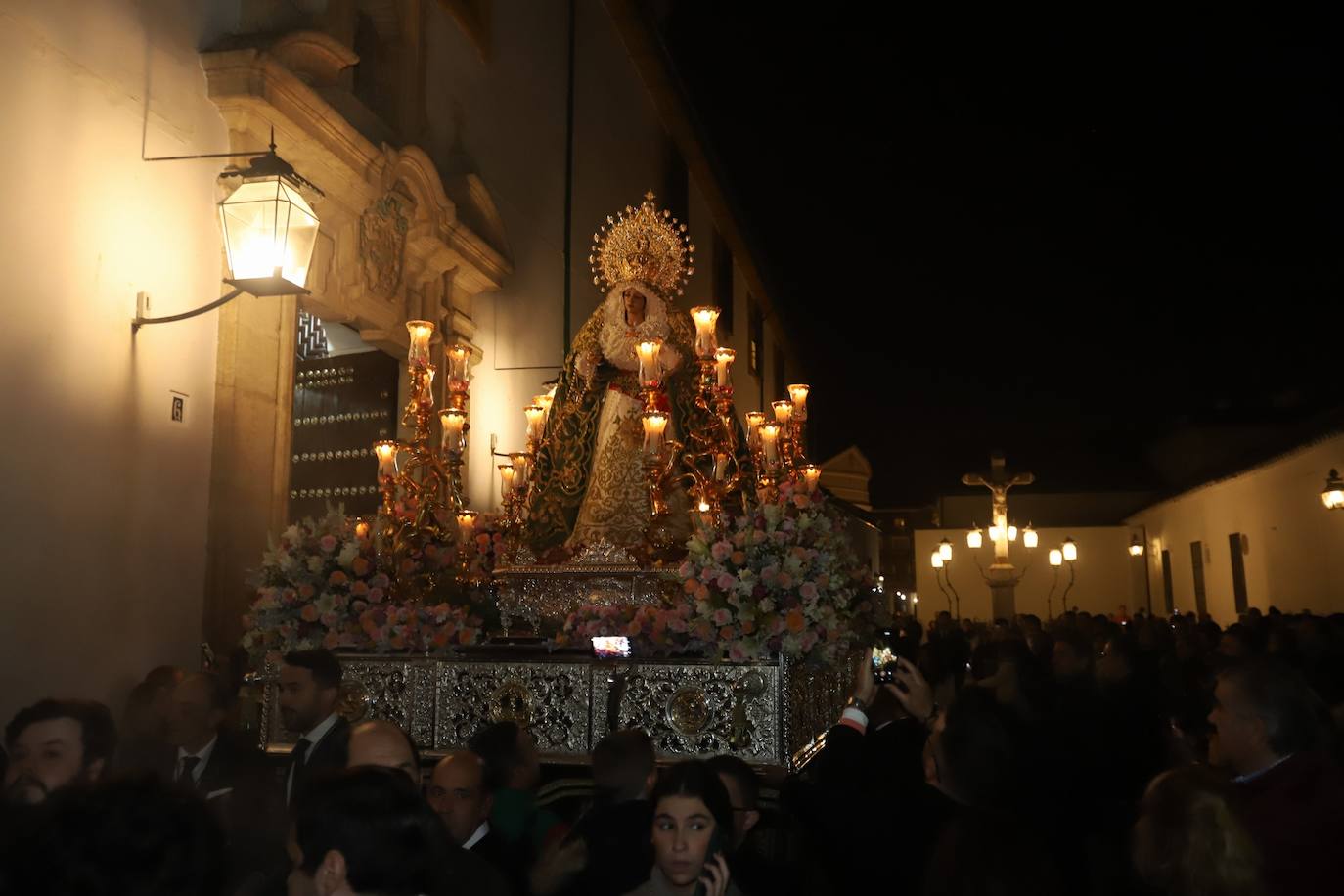 El impactante paso de la Esperanza de Córdoba por la cuesta del Bailío, en imágenes
