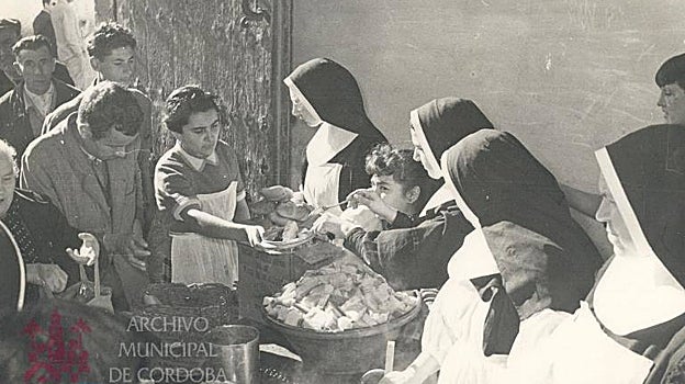 Reparto de comida para pobres en el Asilo de Madre de Dios en 1955