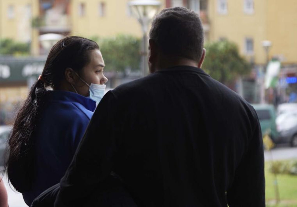 La madre del menor, en la puerta del Infantil del Hospital Virgen del Rocío esperando alguna noticia del estado de su hijo, el 9 de diciembre