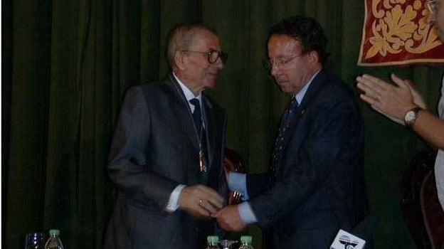 Antonio Ruiz-Canela, alcalde popular de Lucena entre 1995 y 1999, con el socialista José Luis Bergillos, que le sucedió