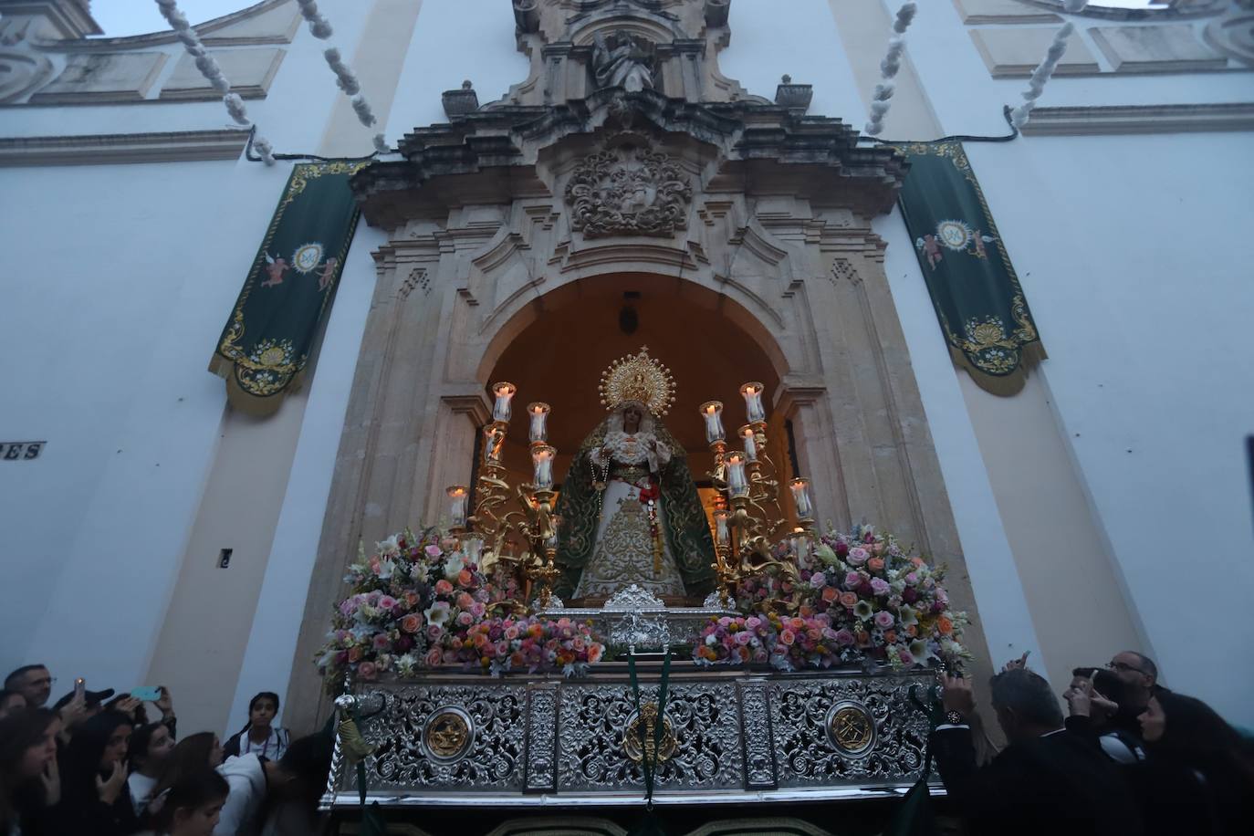 La emocionante salida de la Esperanza de Córdoba hacia Santa Marina, en imágenes