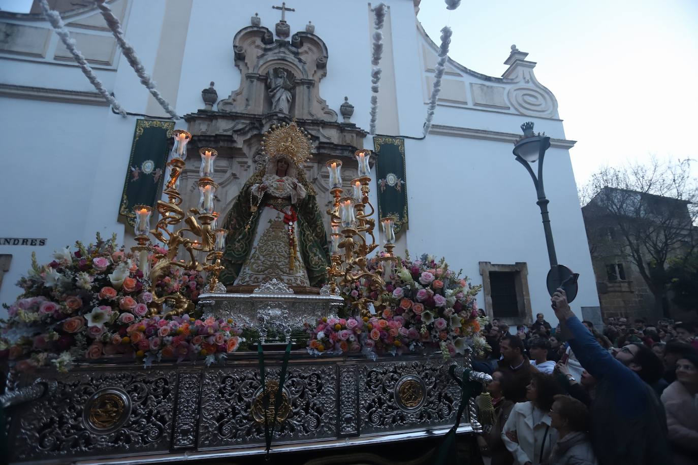 La emocionante salida de la Esperanza de Córdoba hacia Santa Marina, en imágenes